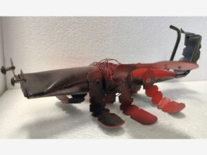 Fantasietier. Hergestellt aus Metall. Erstellt im Technikunterricht.