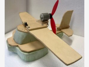 Flugzeug mit Motor. Hergestellt aus Holz, Metall und Elektonik. Erstellt im Technikunterricht.