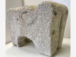 Elefant. Hergestellt aus Bimsstein. Erstellt im Technikunterricht.