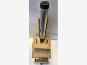 Mikroskop. Hergestellt aus Holz und Metall. Erstellt im Technikunterricht.