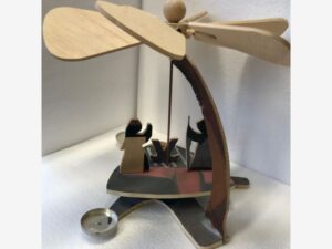 Weihnachtspyramide. Hergestellt aus Holz und Metall. Erstellt im Technikunterricht.