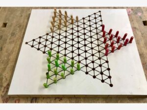 Halma Brettspiel. Hergestellt aus Holz. Erstellt im Technikunterricht.