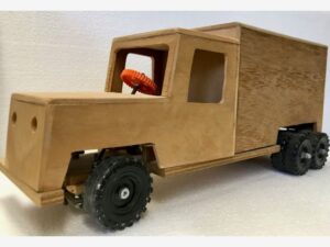 Lastwagen. Hergestellt aus Holz, Metall und Kunststoff. Erstellt im Technikunterricht.