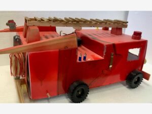 Feuerwehrauto. Hergestellt aus Holz, Metall und Kunststoff. Erstellt im Technikunterricht.