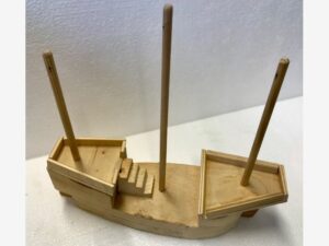 Segelschiff. Hergestellt aus Holz. Erstellt im Technikunterricht.