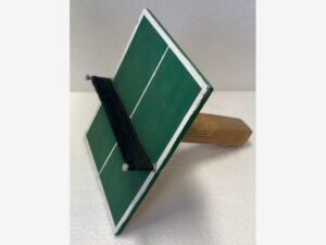 Hand Tischtennis. Hergestellt aus Holz und Metall. Erstellt im Technikunterricht.