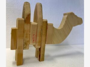 Kamel. Hergestellt aus Holz. Erstellt im Technikunterricht.
