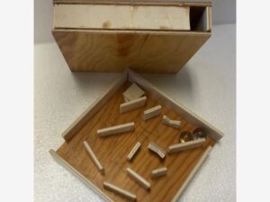 Murmel Labyrinth. Hergestellt aus Holz. Erstellt im Technikunterricht.