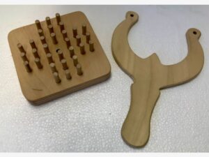 Solitaire-Spiel. Hergestellt aus Holz. Erstellt im Technikunterricht.