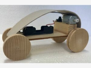 Auto. Hergestellt aus Holz und Elektronik. Erstellt im Technikunterricht.