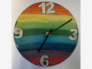 Wanduhr. Hergestellt aus Holz und Elektronik. Erstellt im Technikunterricht.