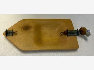 Boot. Hergestellt aus Holz und Metall. Erstellt im Technikunterricht.
