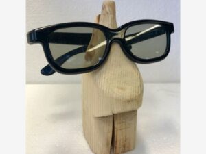 Brillenhalter. Hergestellt aus Holz. Erstellt im Technikunterricht.