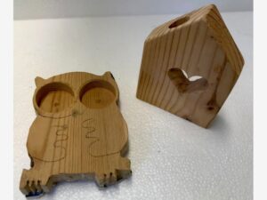 Kerzenständer. Hergestellt aus Holz. Erstellt im Technikunterricht.