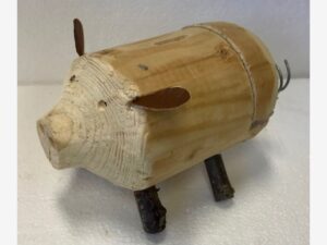 Wildschwein. Hergestellt aus Holz. Erstellt im Technikunterricht.