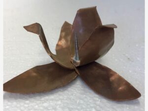 Kerzenständer. Hergestellt aus Metall. Erstellt im Technikunterricht.