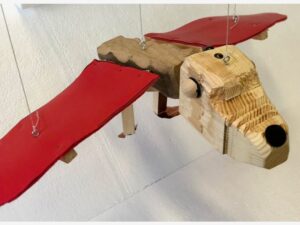 Fliegender Drache Mobile. Hergestellt aus Holz, Metall und Moosgummi. Erstellt im Technikunterricht.