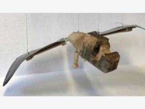 Fliegender Drache Mobile. Hergestellt aus Holz, Metall und Kunststoff. Erstellt im Technikunterricht.