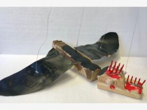 Fliegender Drache Mobile. Hergestellt aus Holz, Metall und Kunststoff. Erstellt im Technikunterricht.