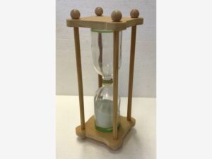 Sanduhr. Hergestellt aus Holz und Glas. Erstellt im Technikunterricht.