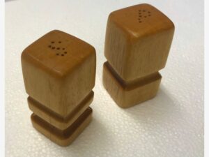 Salz- und Pfefferstreuer. Hergestellt aus Holz. Erstellt im Technikunterricht.